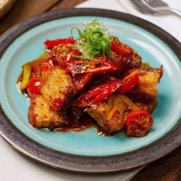 หมูกรอบผัดพริกเผาราดข้าว