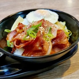 ข้าวหน้าเบคอนไข่ออนเซ็น