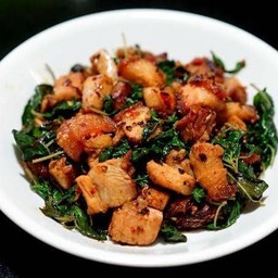 หมูกรอบผัดกระเพราพริกแห้งราดข้าว