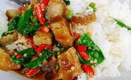 หมูกรอบผัดกระเพราราดข้าว