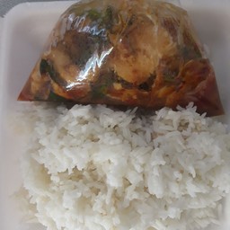 ข้าวผัดพริกแกงหมูชิ้น