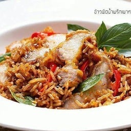 ข้าวผัดต้มยำหมูกรอบ