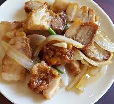 หมูกรอบผัดน้ำมันหอยราดข้าว