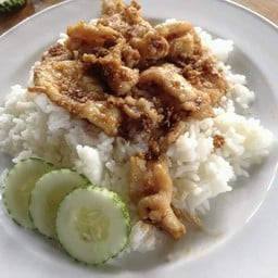 หมูกระเทียมราดข้าว