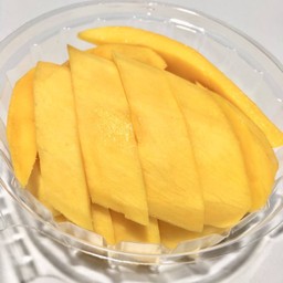 มะม่วงสุก หั่นตัดแต่งพร้อมทาน