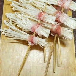 สามชั้นพันเห็ดเข็มทอง