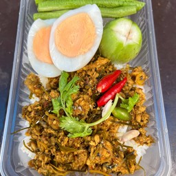 ข้าวคั่วกลิ้งไก่ไข่ต้มผักสด