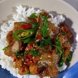 กระเพราหมูกรอบ