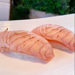 ซูชิแซมอนเบิร์นไฟ คำละ