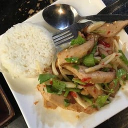 ข้าวราดยำคอหมูย่าง