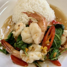 กระเพรากุ้งราดข้าว