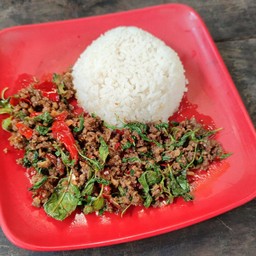 ผัดกะเพรา (Stir fried meat with Thai basil and chills)