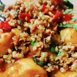 กระเพราเต้าหู้ไข่