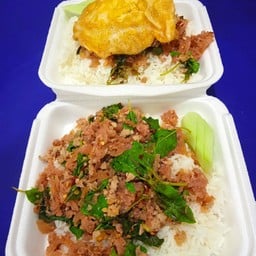 ข้าวราดผัดกระเพราแหนมหมู