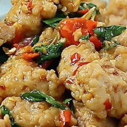 ข้าวราดกระเพราหมูเด้ง+ไข่ดาว1ฟอง