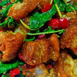 [อร่อยซ่ากับโค้ก] ข้าวกะเพราหมูกรอบพริกแห้ง +  โค้ก ไม่มีน้ำตาล (ขวด)