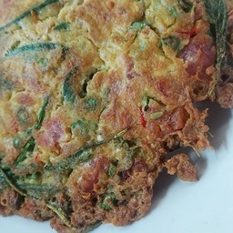 ไข่เจียวแหนมชะอมราดข้าว