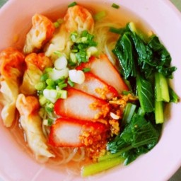 เส้นเล็ก หมูแดง เกี๊ยว