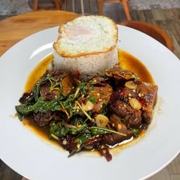 ข้าวกะเพราเนื้อตุ๋นผัดพริกแห้ง