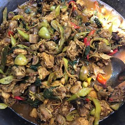 ไก่บ้านผัดเครื่องแกง