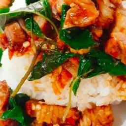 กะเพราหมูกรอบราดข้าว