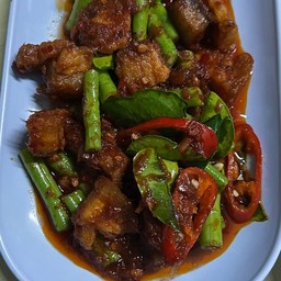 หมูกรอบผัดพริกแกง