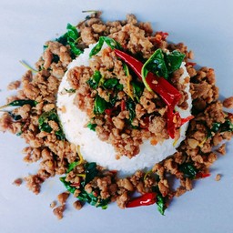 ข้าวกะเพราพริกแห้งหมูสับ