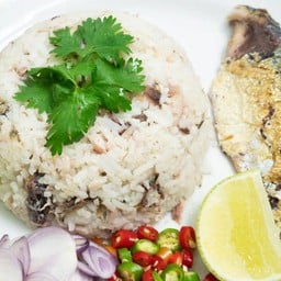 ข้าวคลุกปลาทูทอด+เครื่องเคียง