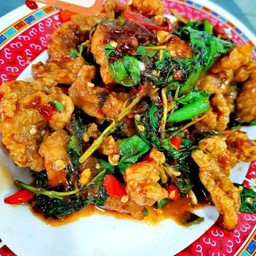 เนื้อปลาเก๋าทอดกรอบผัดใบกระเพรา
