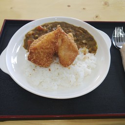 ข้าวแกงกะหรี่ปลาชุบเกล็ดขนมปัง