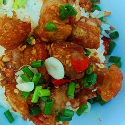 ข้าวหมูกรอบคั่วพริกเกลือ