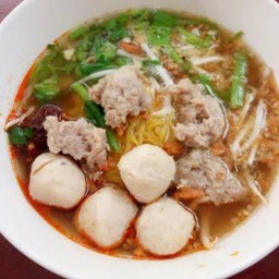 บะหมี่เหลือง หมูสับ ลูกชิ้น ต้มยำ