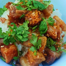 ข้าวหมูกรอบทอดกระเทียมพริกไท