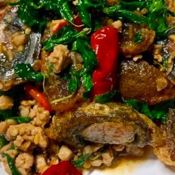 กะเพราไข่เยี่ยวม้าราดข้าว