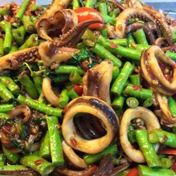 ข้าวผัดพริกถั่วปลาหมึก