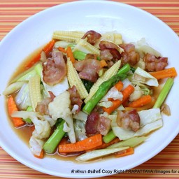 เบคอนผัดผักรวม
