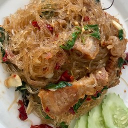 วุ้นเส้นผัดกระเพราหมูกรอบ