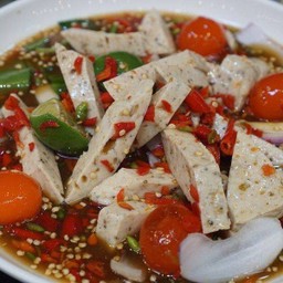 ยำหมูยอไข่แดงเค็ม