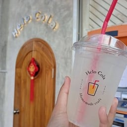 กลิ่นโคล่าหอมจนต้องเดินย้อนมา ฮ่าๆ ทางร้านทำเองด้วยอ่ะ เหมือนกินไป อโรม่าไป กลับ