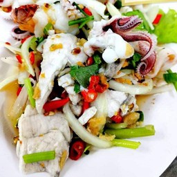 ยำรวมมิตรทะเล(กุ้ง+หมึก+บะเต็ง)