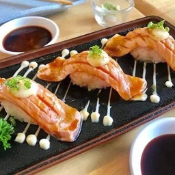 แซลมอนเผา ซูชิ 3 คำ