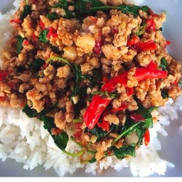 กะเพราหมูสับราดข้าว