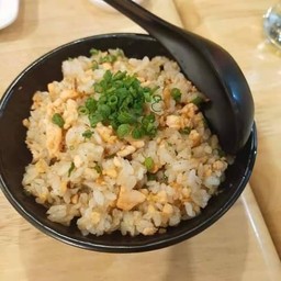 ข้าวผัดปลาแซลมอน