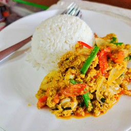 ทะเลผัดผงกะหรี่ราดข้าว