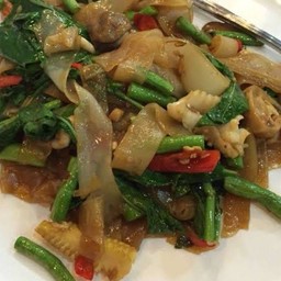 เส้นใหญ่ผัดขี้เมา