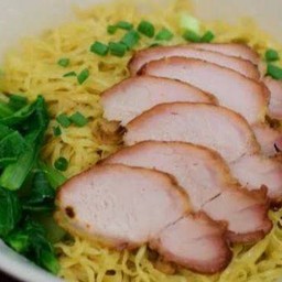 บะหมี่เหลืองแห้งหมูแดง