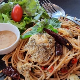 สปาเก็ตตี้โฮลวีทผัดพริกแห้งปลาสลิด