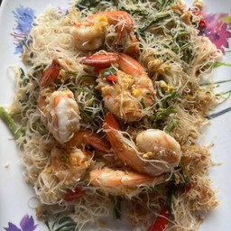 เส้นหมี่ผัดกระเฉดกุ้งสด