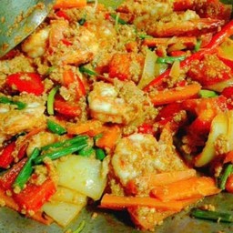 ผัดผงกระหรี่ ทะเล[กับข้าว]