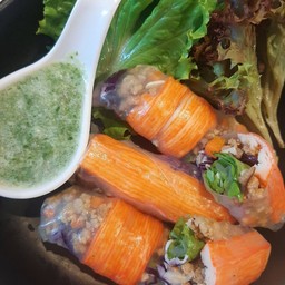 [อร่อยซ่ากับโค้ก] เปาะเปี๊ยะไส้หมูสับ ปูอัด +  โค้ก ออริจินัล (กระป๋อง)